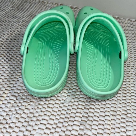 Crocs Unisex-Adult Classic Clogs. Color is pistachio. Size is W10 M8 - Picture 2 of 3
